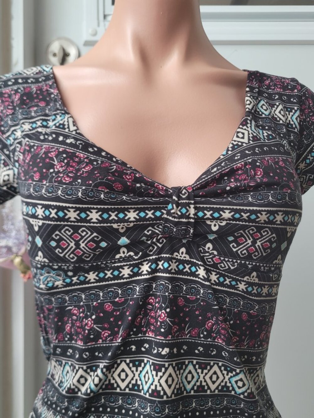 Geometric Print Ribbon Backless Slim Fit T-shirts - Picture 4 of 6